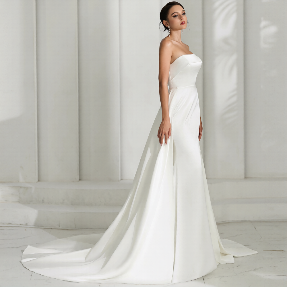 Robe de mariée pour petite taille de la marque Robe de mariée Paris, en tissu blanc avec dentelle et décolleté élégant.