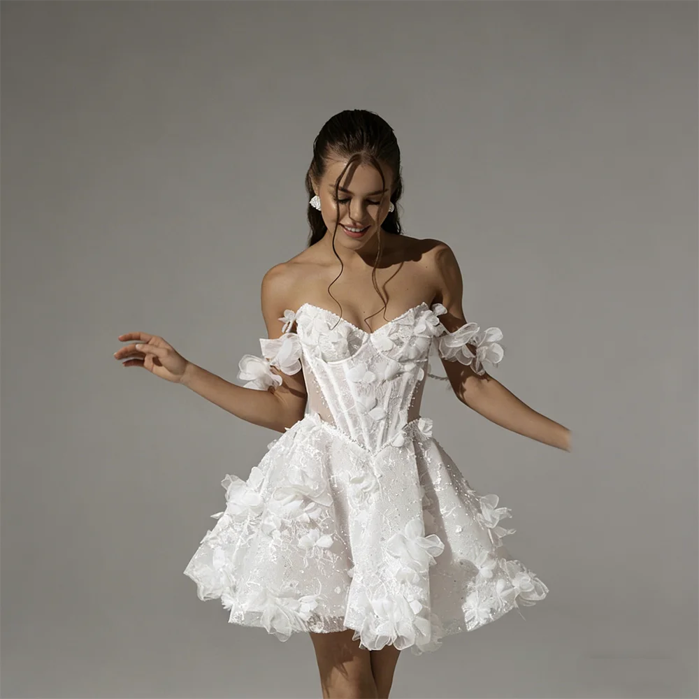 Robe de mariée fleurie de Robe de mariée Paris, détail de la jupe avec motifs floraux et tissu léger en image.