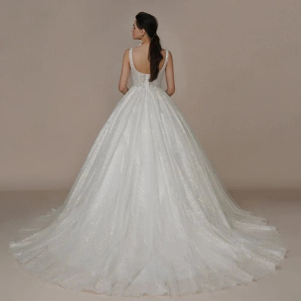 Robe de mariée mairie élégante de la marque Robe de mariée Paris, avec détails en dentelle et bustier ajusté.