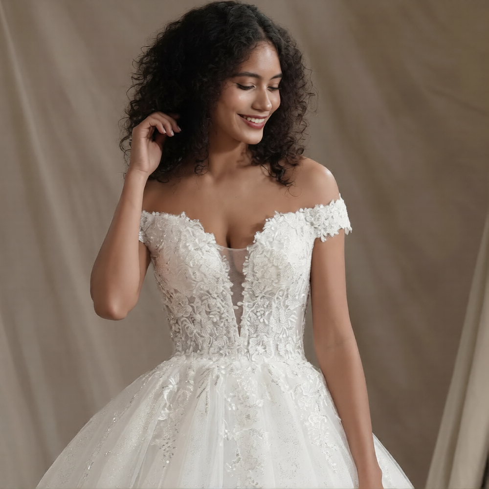 Robe de mariée romantique de la marque Robe de mariée Paris, robe longue en dentelle avec bustier brodé et jupe fluide.