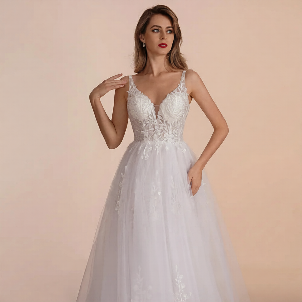 Robe de mariée pour second mariage de la marque Robe de Mariée Paris, tissu élégant et design sophistiqué visible dans l'image.