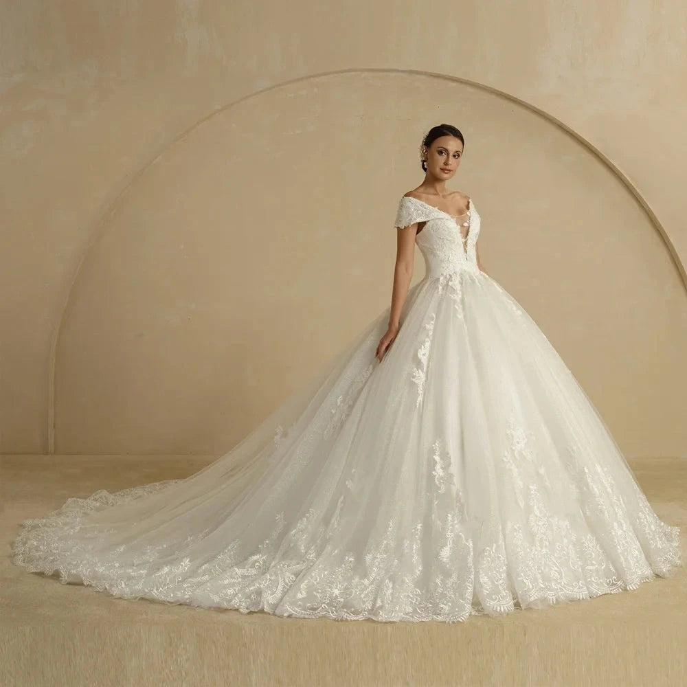 Robe de mariée ange de la marque Robe de mariée Paris, longue avec détails élégants et dentelle, portée pour un mariage.
