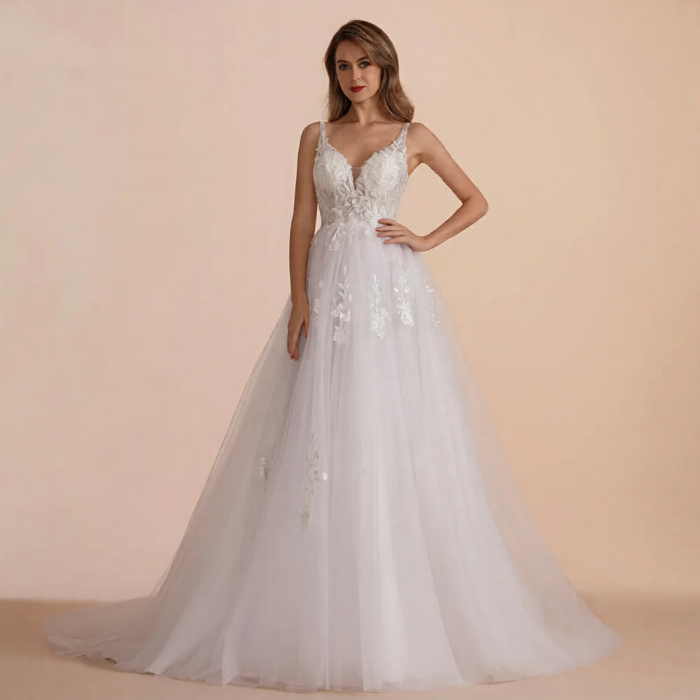 Robe de mariée pour second mariage de la marque Robe de mariée Paris, silhouette élégante en tissu blanc avec détails délicats