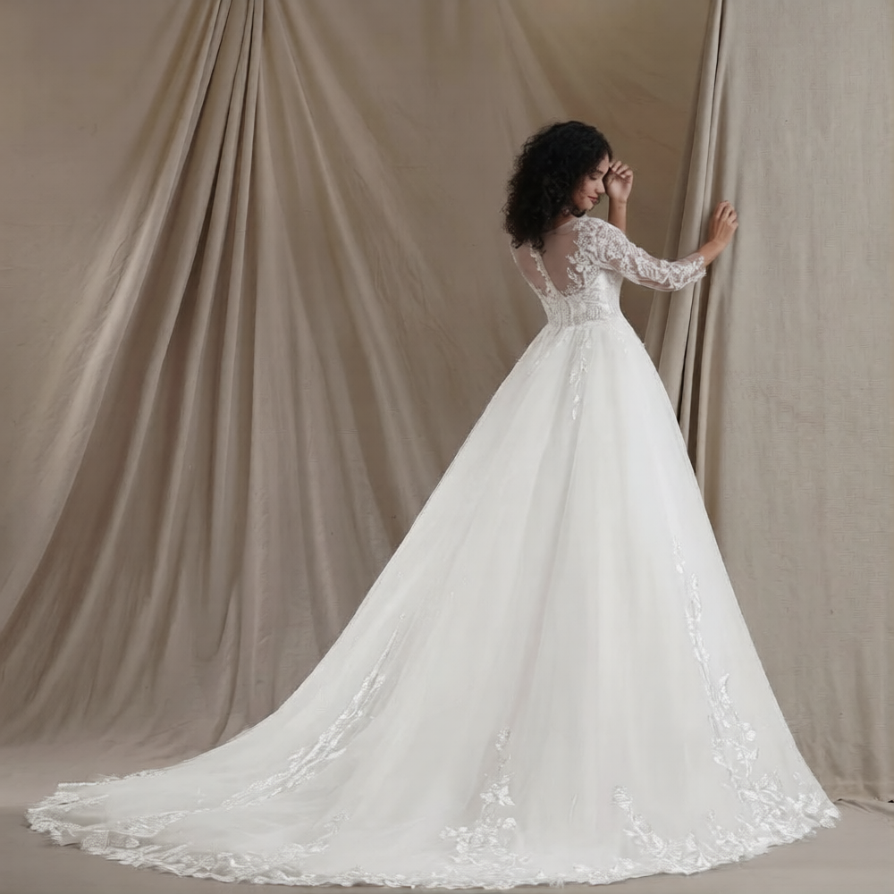 Robe de mariée transparente de Robe de mariée Paris avec détails en dentelle et tissu léger, vue de face.