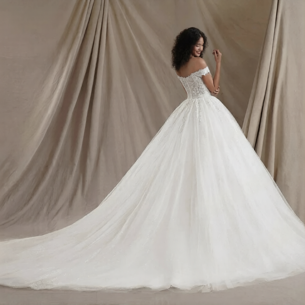 Robe de mariée romantique de la marque Robe de mariée Paris, détail en dentelle et jupe fluide, vue de face.