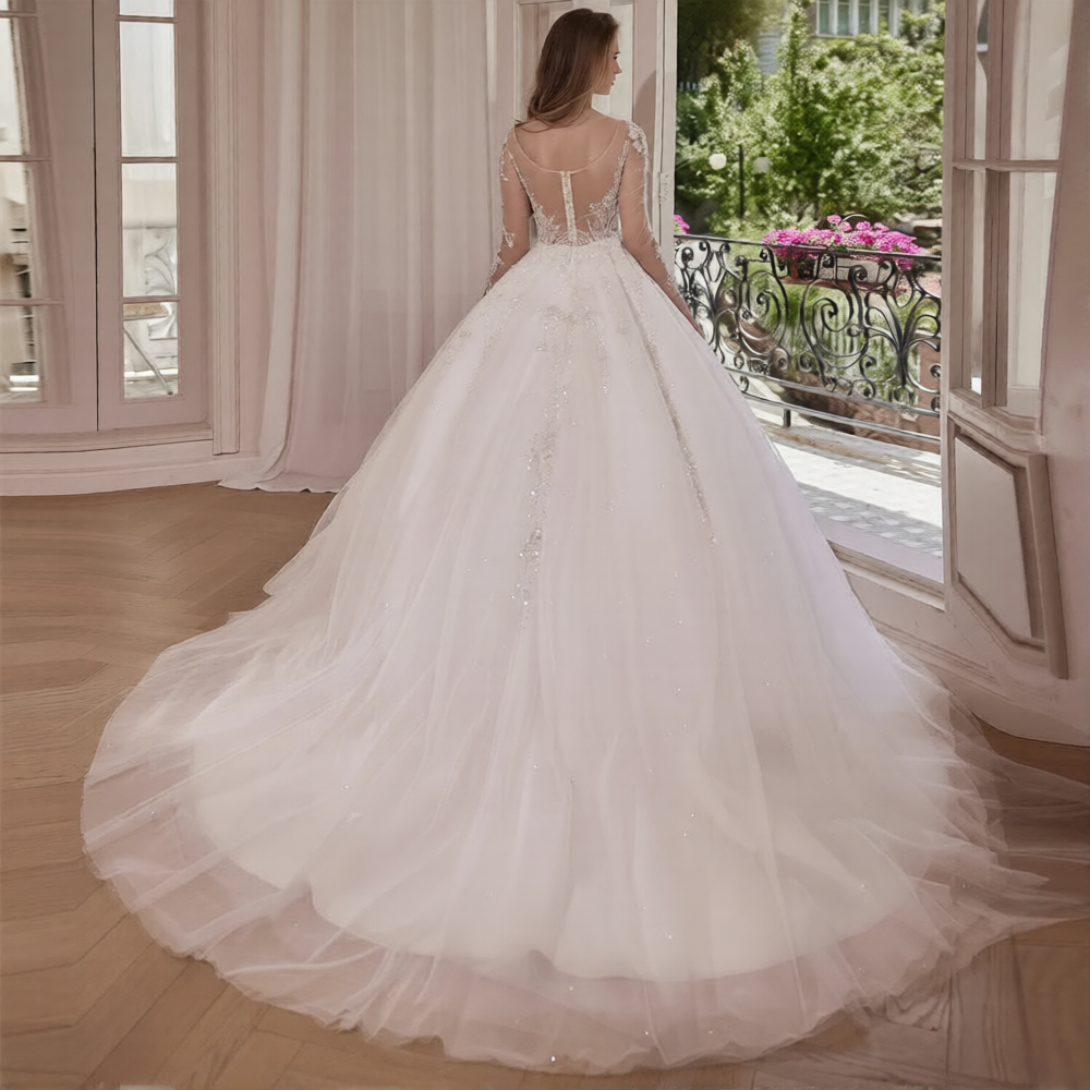 Robe de mariée vintage de Robe de mariée Paris, détail en dentelle et tissu élégant, vue de face sur mannequin.