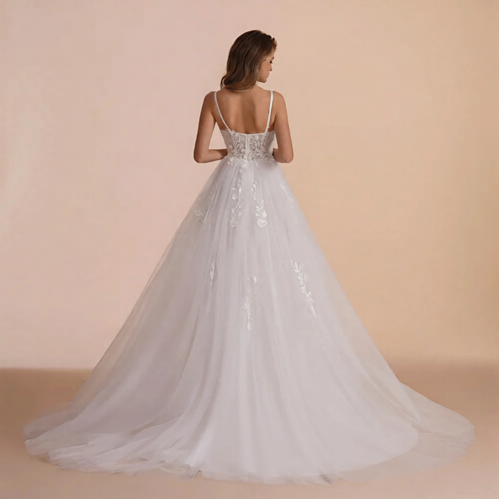 Robe de mariée pour un second mariage de la marque Robe de mariée Paris, en tissu blanc avec détails élégants.