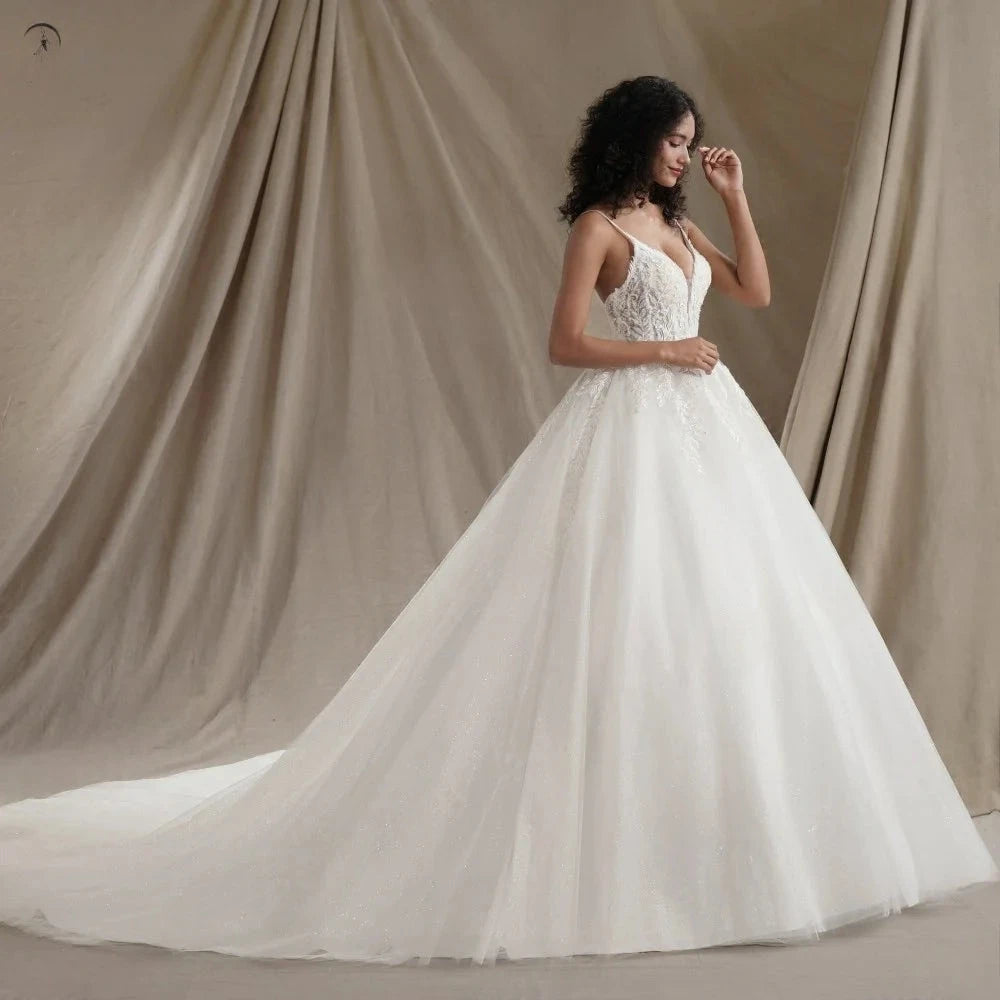 Robe de mariée empire de Robe de mariée Paris, en tissu blanc avec décolleté en V et corsage ajusté, vue de face.