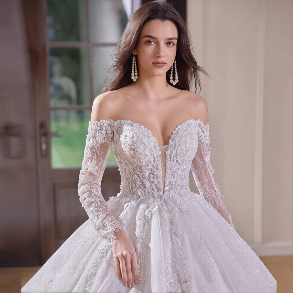 Robe de mariée manches longues de la marque Robe de mariée Paris, vue du devant avec détails en dentelle et corsage ajusté.