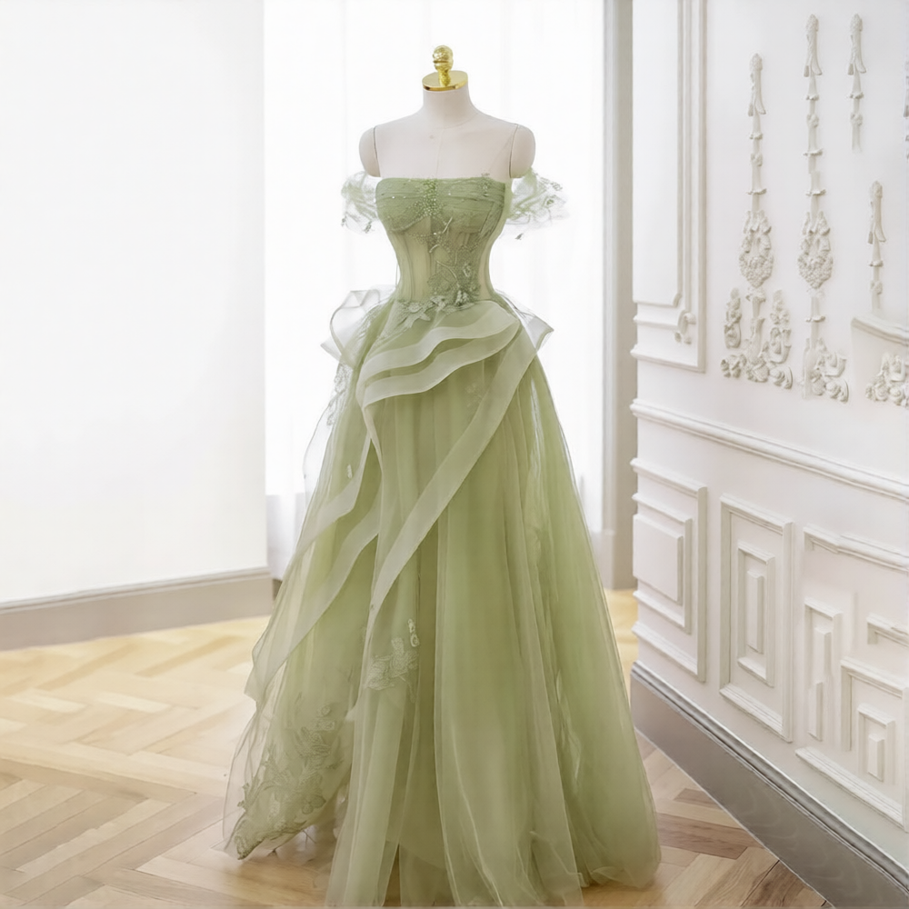 Robe de mariée verte de la marque Robe de mariée Paris avec dentelle et élégants détails floraux, vue de face.