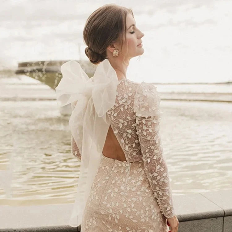 Robe de mariée bohème 2021 avec dentelle délicate, bustier en V et jupe fluide, portée par une mariée dans un décor naturel.