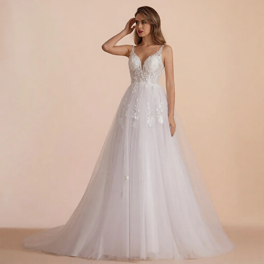 Robe de mariée pour second mariage de la marque Robe de Mariée Paris, en tissu blanc avec détails élégants.
