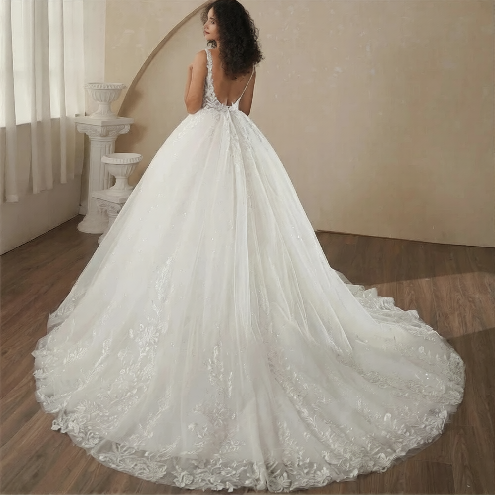 Robe de mariée bouffante de Robe de mariée Paris avec bustier en dentelle et jupe volumineuse en tulle blanc.