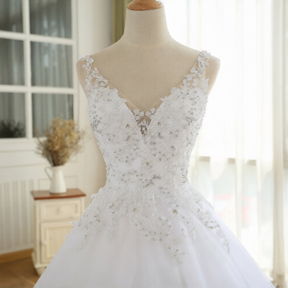 Robe de mariée minimaliste de Robe de Mariée Paris, avec coupe élégante et tissu léger, portée par une modèle en intérieur.