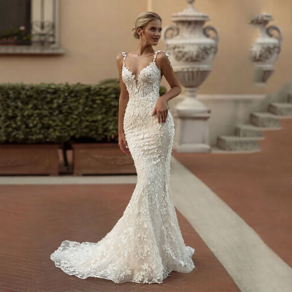 Robe de mariée sirène princesse en satin blanc avec bustier brodé et traîne longue, par Robe de mariée Paris.
