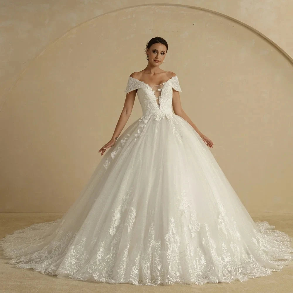 Robe de mariée ange de la marque Robe de mariée Paris, longue, blanche avec détails délicats en dentelle et voile élégant.