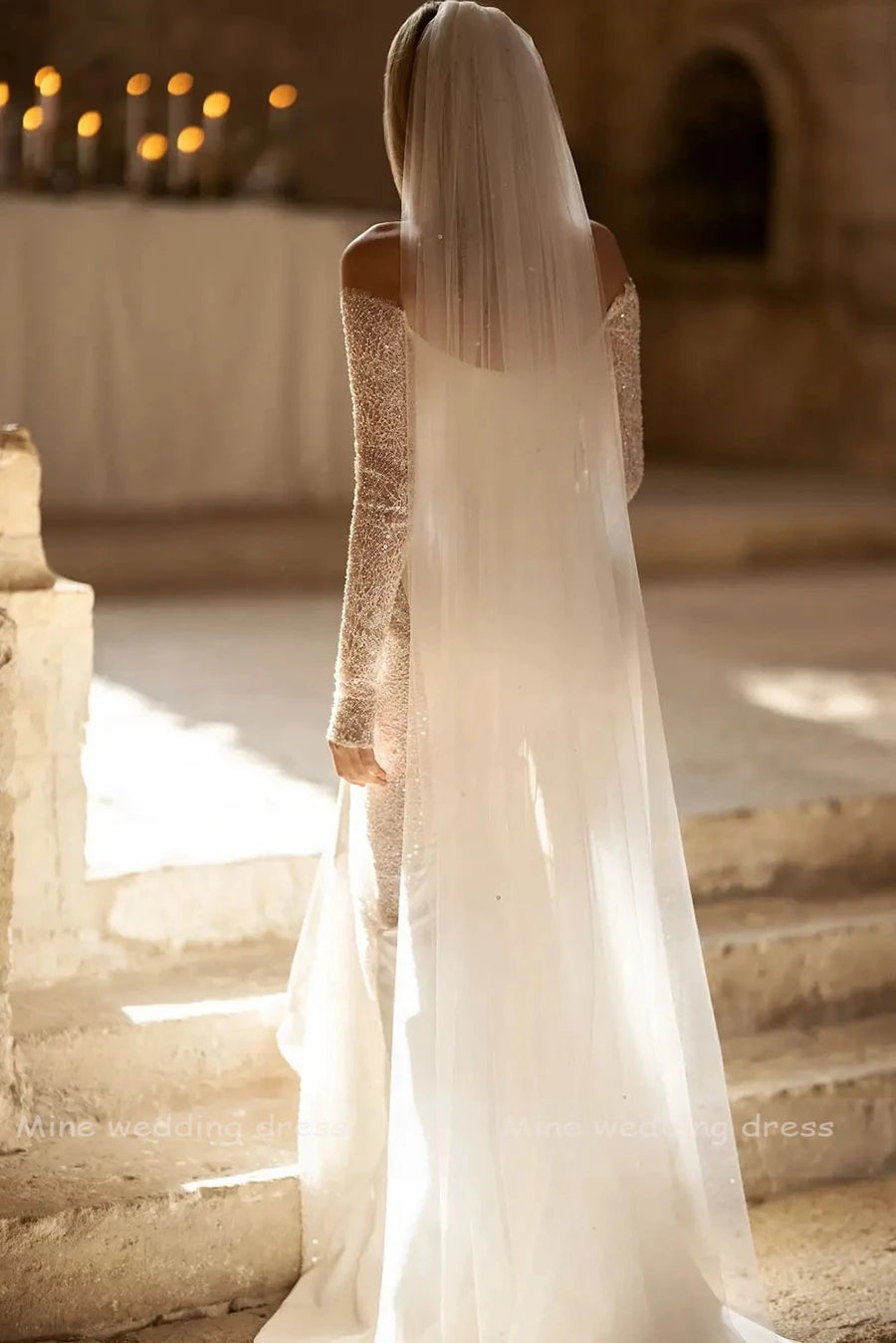 Robe de mariée crème de la marque Robe de Mariée Paris, détail en dentelle et tissu fluide, vue de face.
