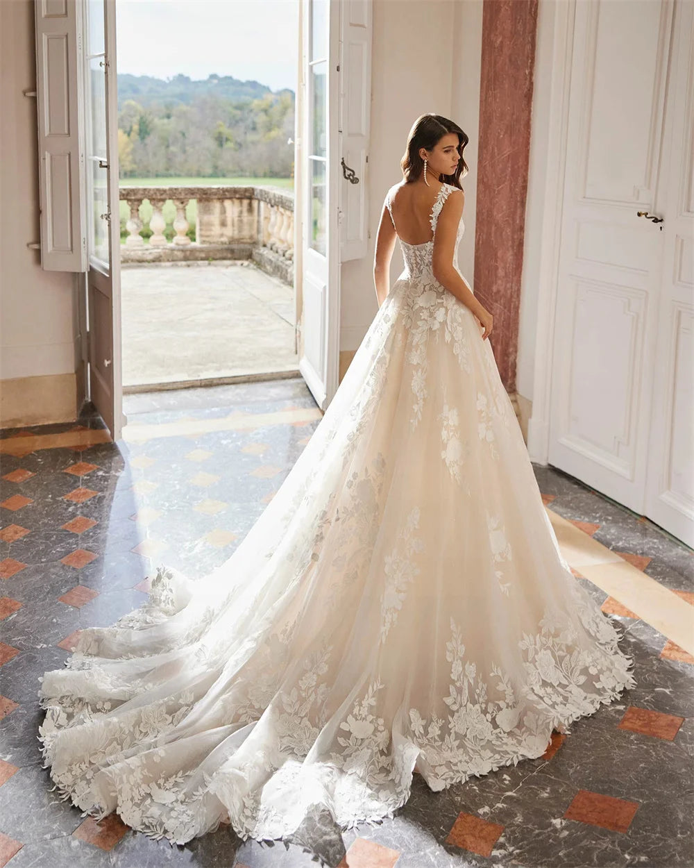 Robe de mariée année 50 de la marque Robe de mariée Paris, élégante avec dentelle et jupe fluide, vue de face sur fond blanc