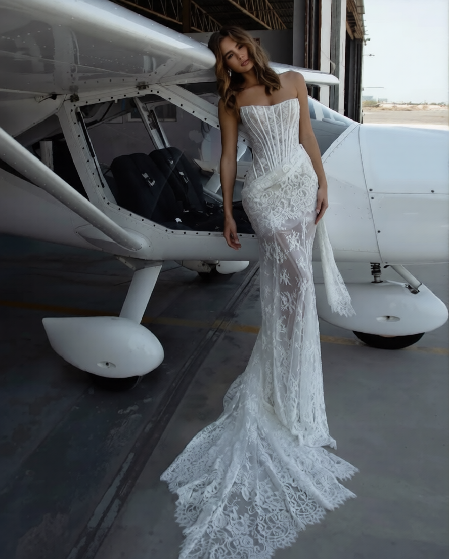 Robe de mariée petite taille de la marque Robe de mariée Paris, en tissu blanc avec dentelle et corsage ajusté.