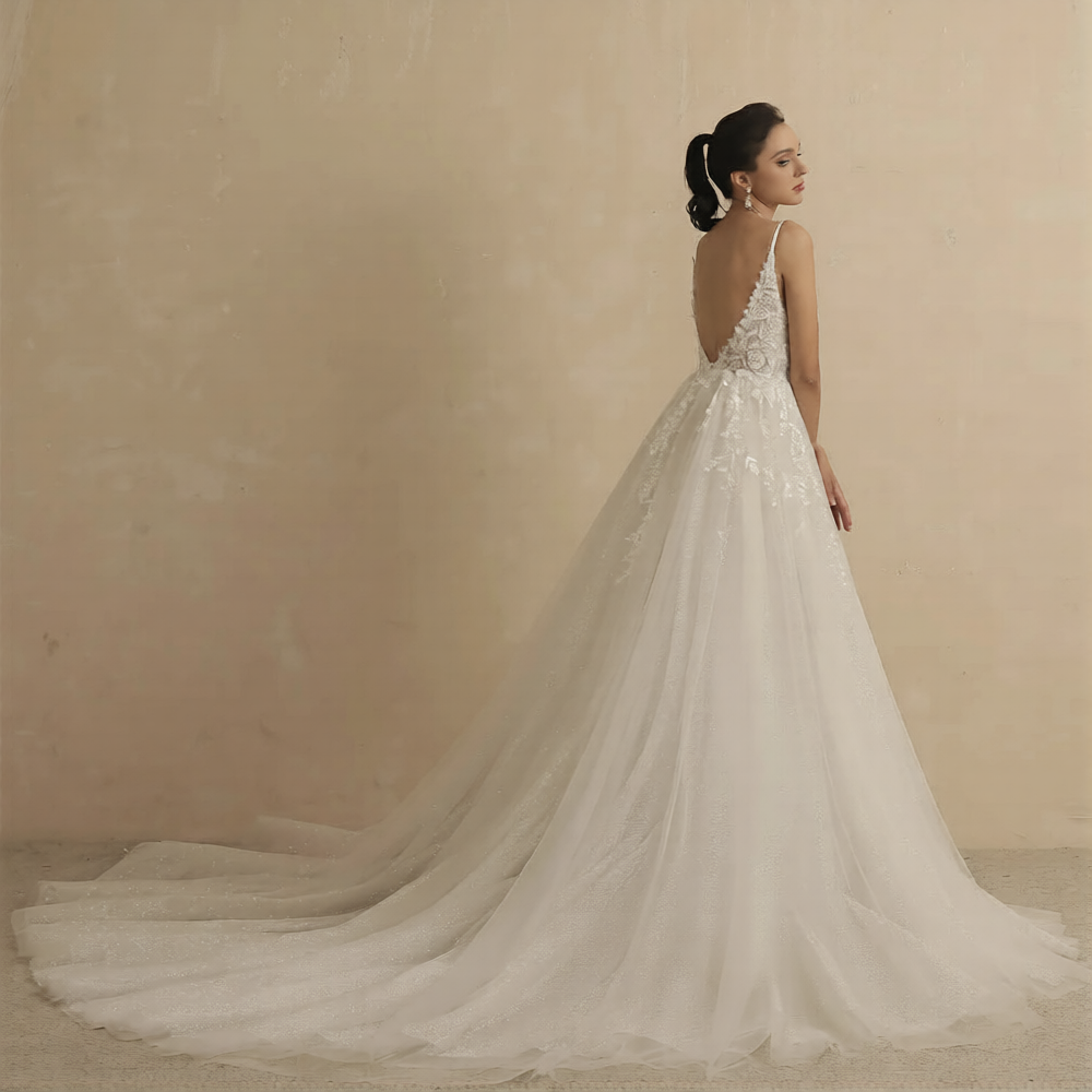 Robe de mariée simple et chic de la marque Robe de Mariée Paris, élégante avec un design épuré et sophistiqué.