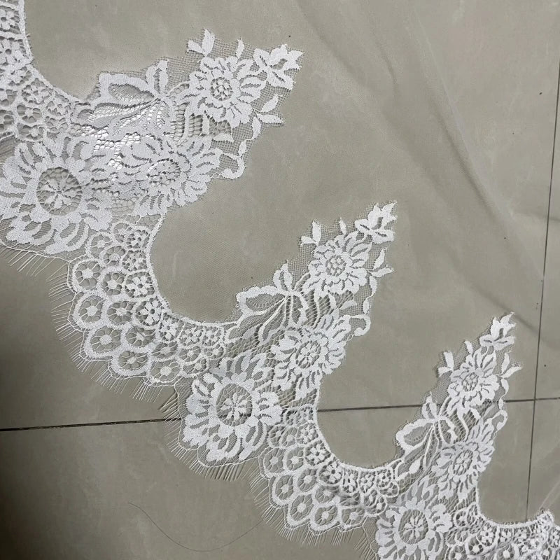 Voile de mariée en dentelle ancienne, robe de mariée bohème, détails délicats et motifs vintage visibles sur le voile.