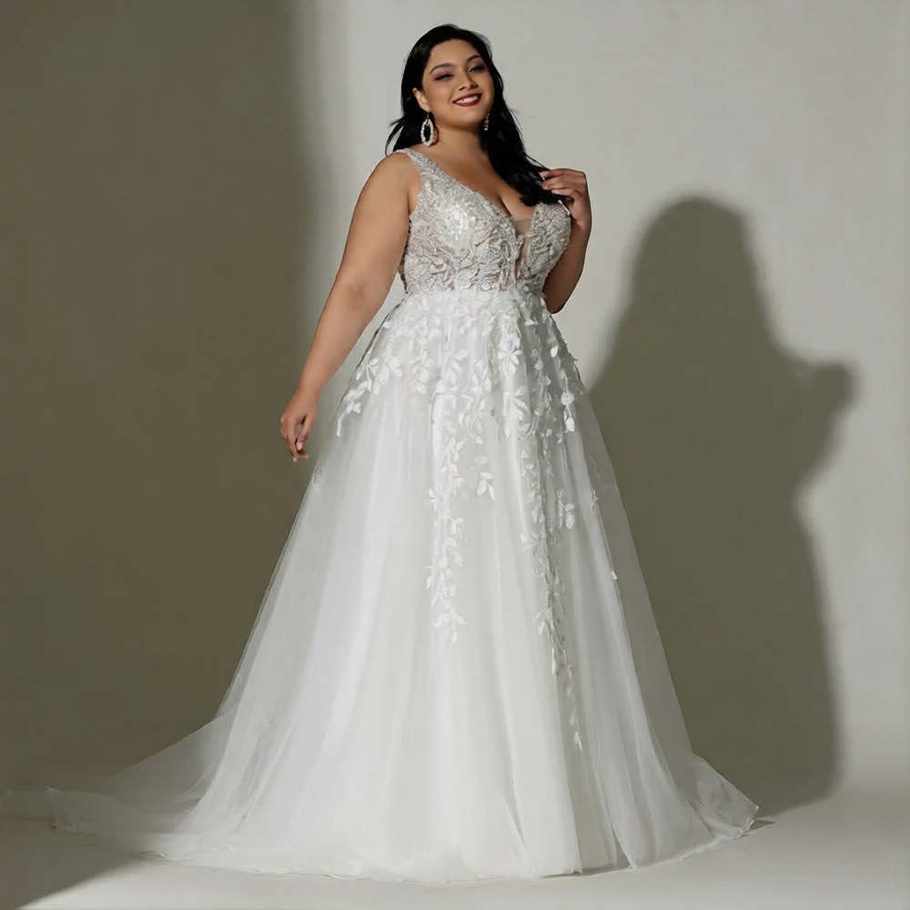 Robe de mariée grande taille de la marque Robe de Mariée Paris, coupe ronde, élégante et fluide, portée par une femme.