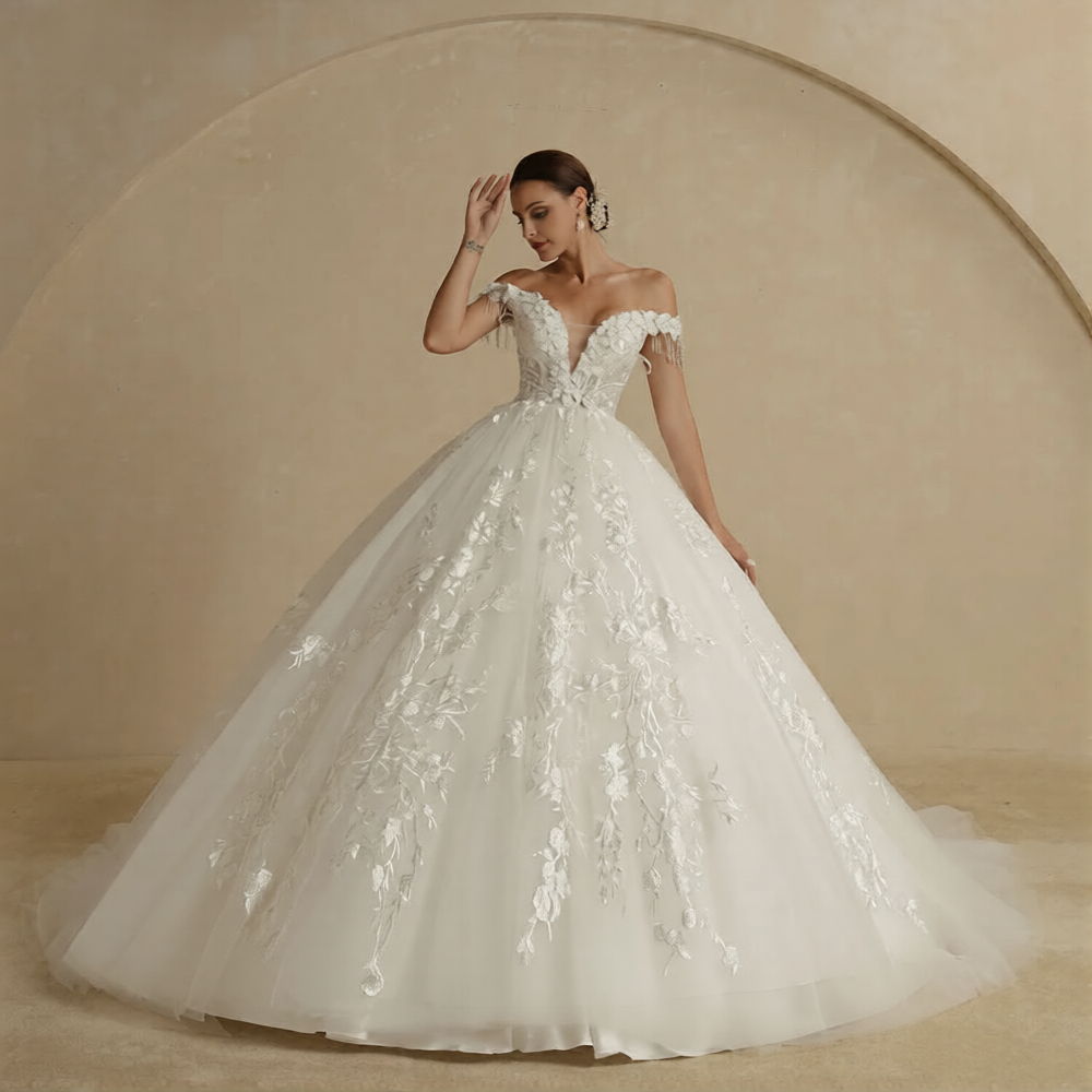 Robe de mariée princesse longue traîne de Robe de mariée Paris, avec bustier en dentelle et jupe ample en satin blanc.