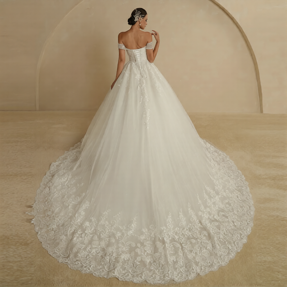 Robe de mariée princesse luxe de la marque Robe de mariée Paris, en dentelle blanche avec traîne élégante et détails raffinés.