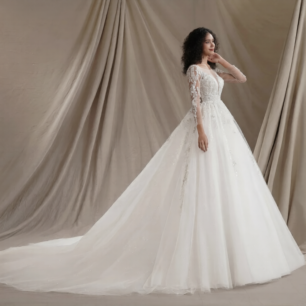 Robe de mariée gitane de Robe de mariée Paris avec dentelle blanche, style bohème, détail floral élégant.