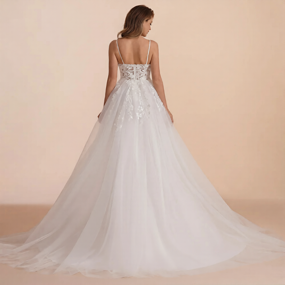 Robe de mariée glamour chic de la marque Robe de mariée Paris, avec détails élégants et tissu fluide, vue de face.