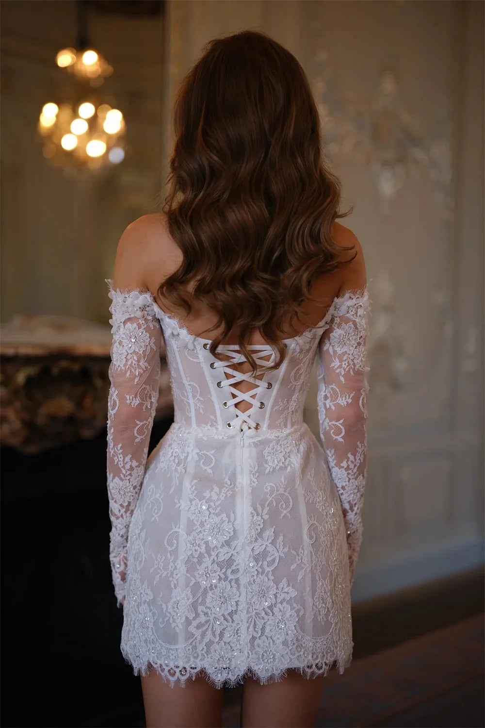 Robe de mariée courte de la marque Robe de mariée Paris, détail en tissu blanc avec dentelle et voile délicat.