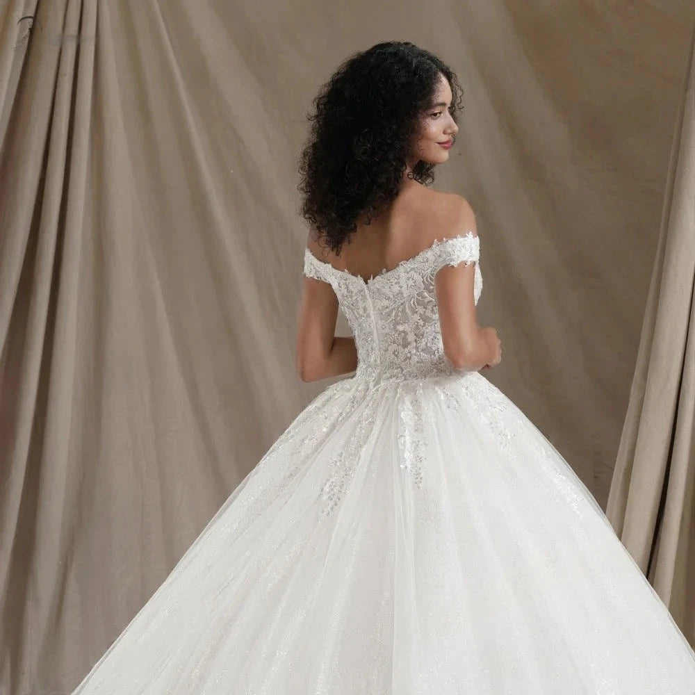 Robe de mariée romantique de la marque Robe de mariée Paris, en tissu blanc avec détails délicats, vue de face.