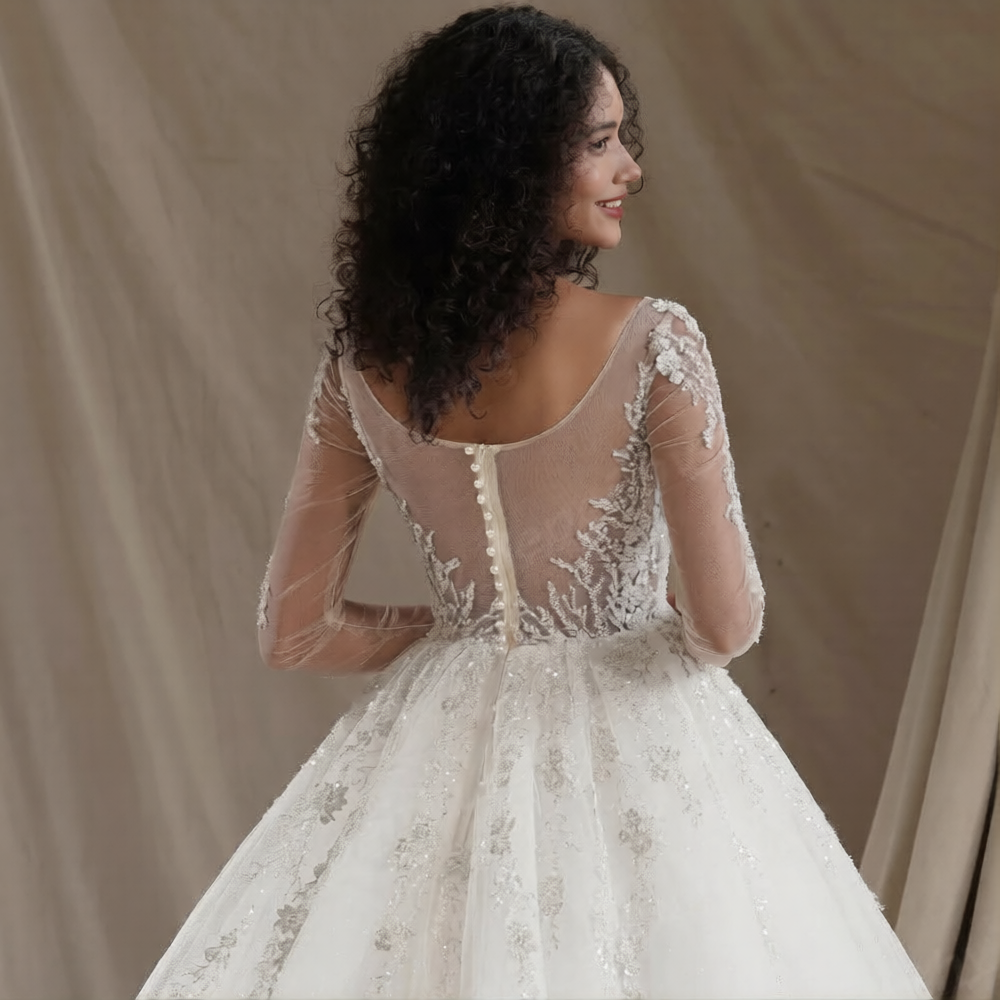 Robe de mariée gitane de Robe de mariée Paris, robe longue en tissu fluide avec détails élégants et broderies délicates.