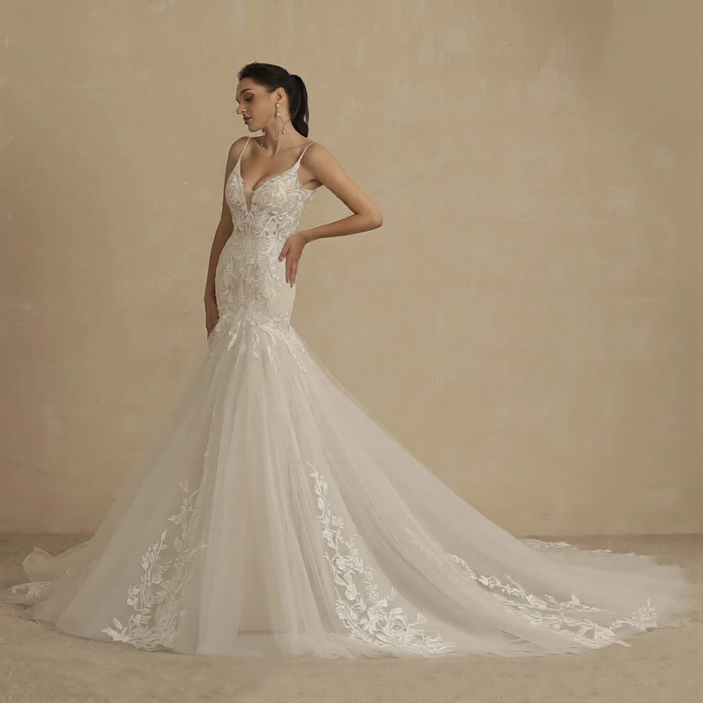 Robe de mariée blanche et or de Robe de mariée Paris, détail du tissu élégant et broderies dorées sur la robe nuptiale.