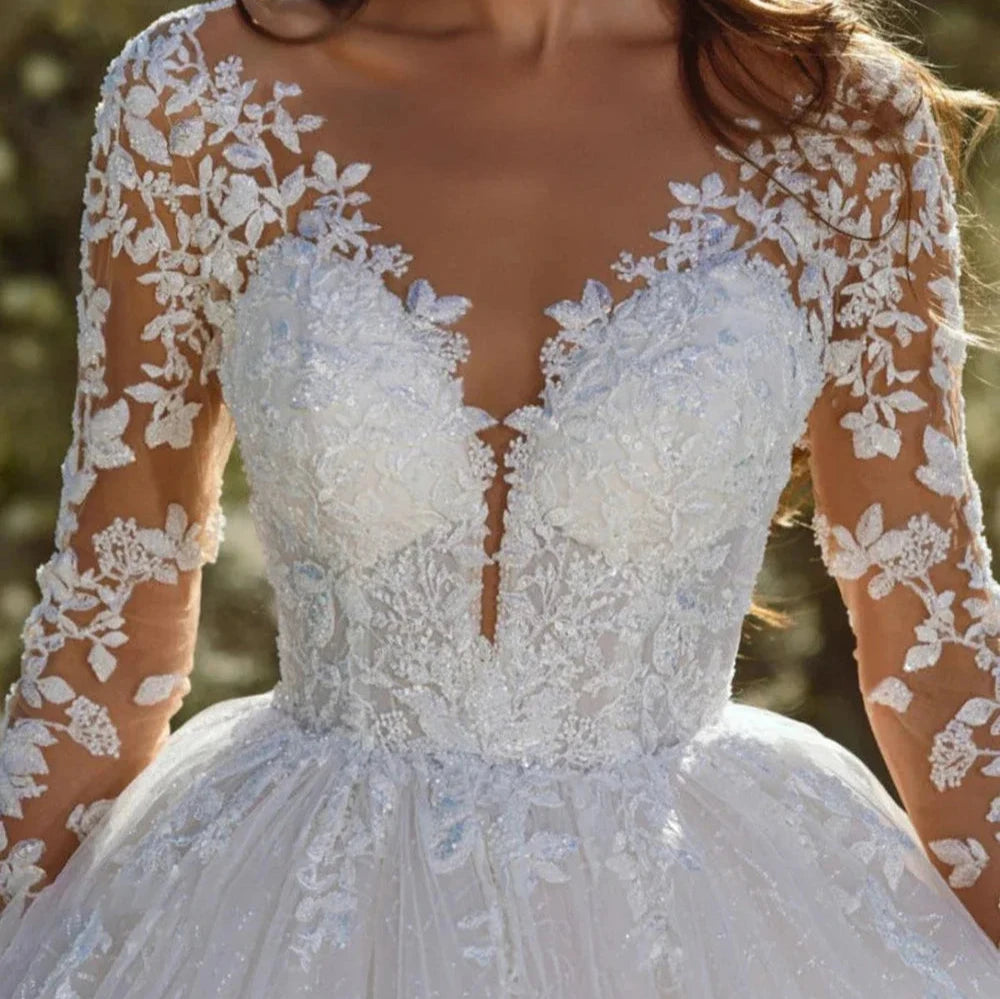 Robe de mariée bohème princesse avec dentelle et voile léger, style romantique, en tissu fluide, portant une robe de mariage élégante.