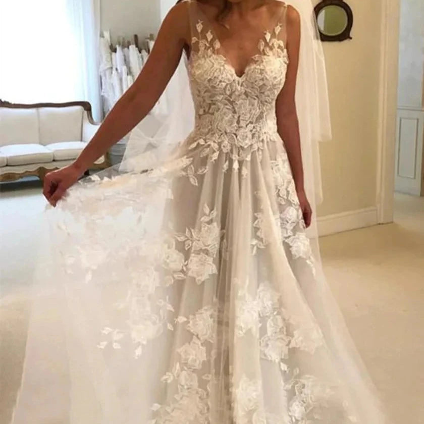 Robe de mariée bohème courte en dentelle, avec détails délicats, parfaite pour une mariée élégante et romantique.