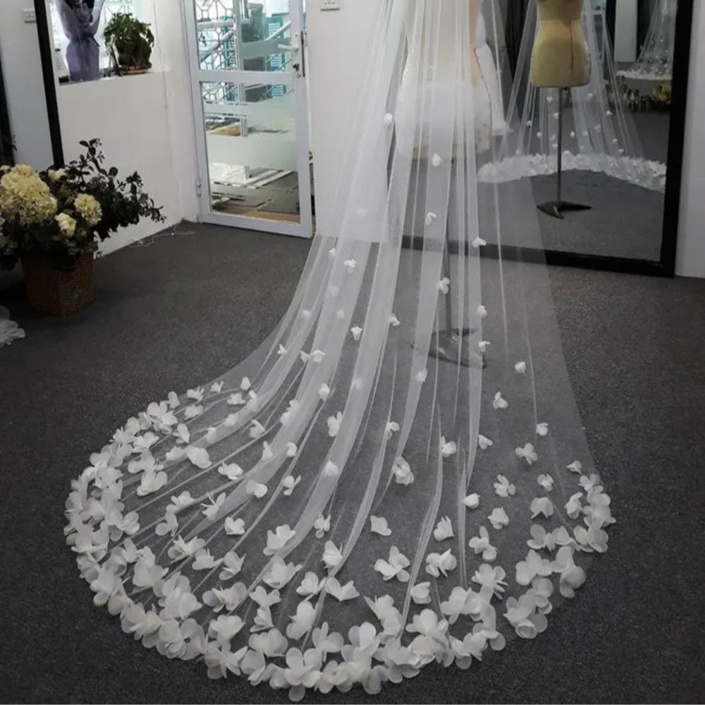 Voile de robe de mariée en dentelle pour robe de mariée bohème, détail élégant et léger, sur fond blanc.