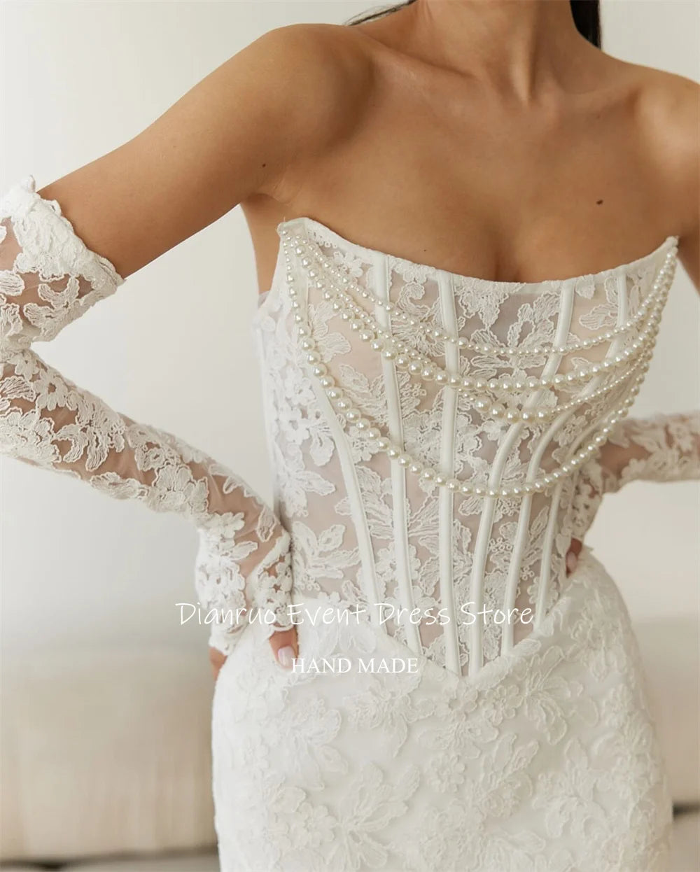 Robe de mariée sirène en dentelle avec dos nu élégante, conçue par Robe de mariée Paris, vue en gros plan.