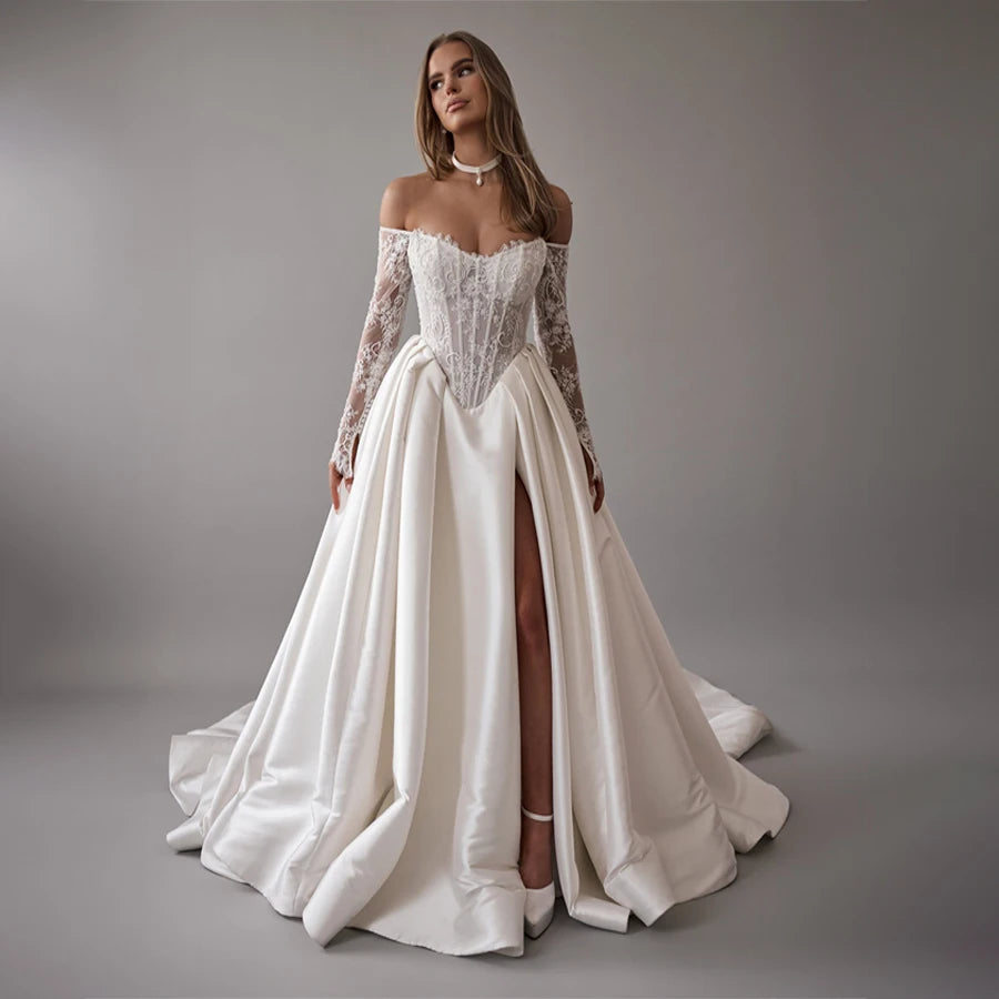 Robe de mariée élégante de la marque Robe de mariée Paris, silhouette fluide avec détails en dentelle et décolleté sophistiqué.