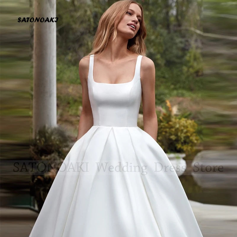 Robe de mariée avec col américain, style élégant, par Robe de mariée Paris, en tissu blanc avec détails sophistiqués.