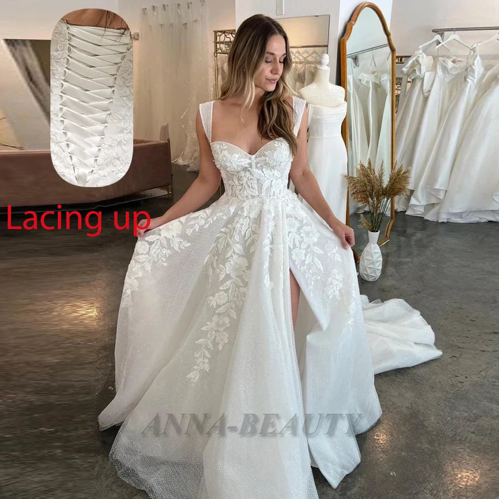 Robe de mariée Robe de mariée Paris, robe de mariage blanche avec bustier cœur, jupe en tulle, traîne longue et détails en dentelle.