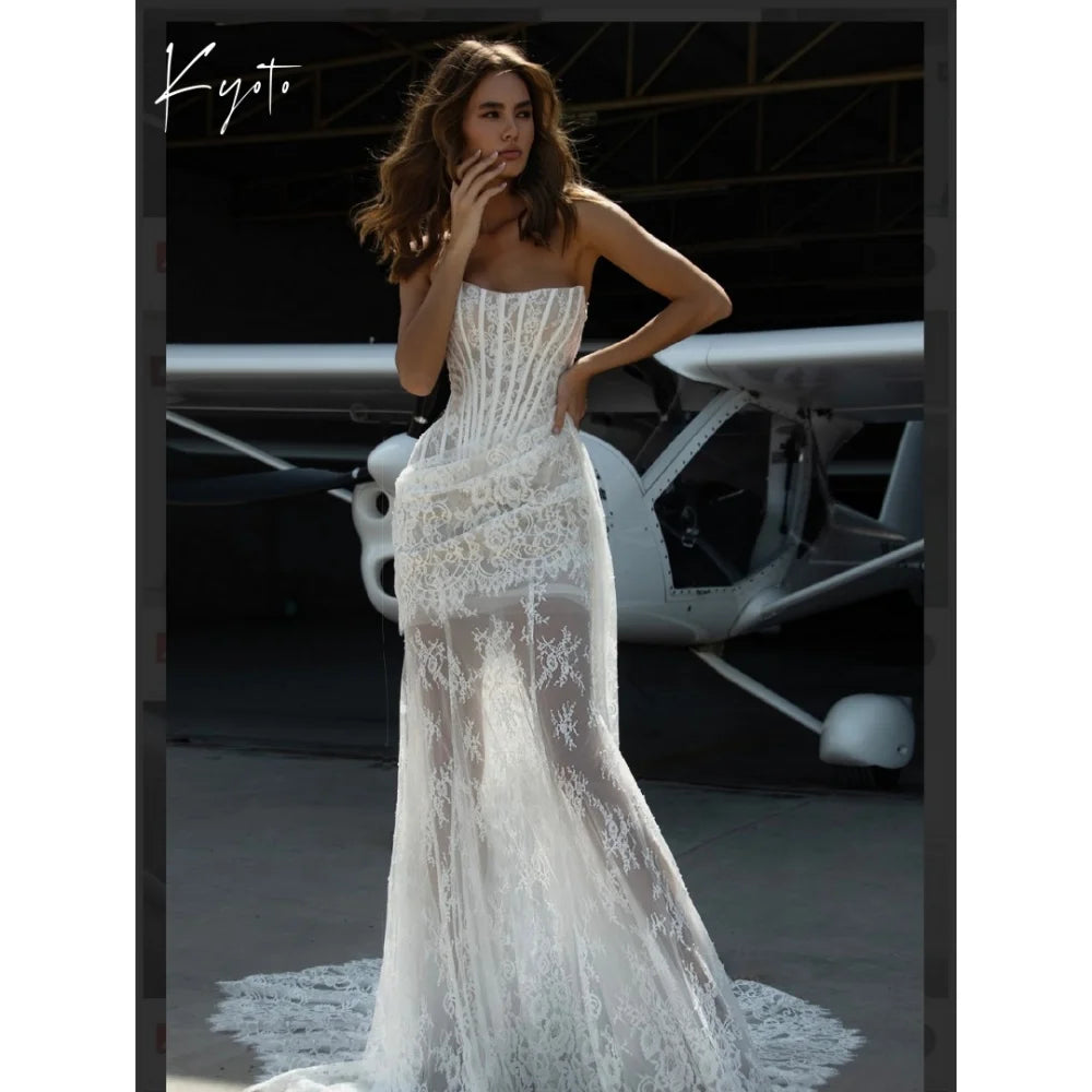 Robe de mariée petite taille de la marque Robe de Mariée Paris, en tissu blanc avec détails élégants, vue de face.