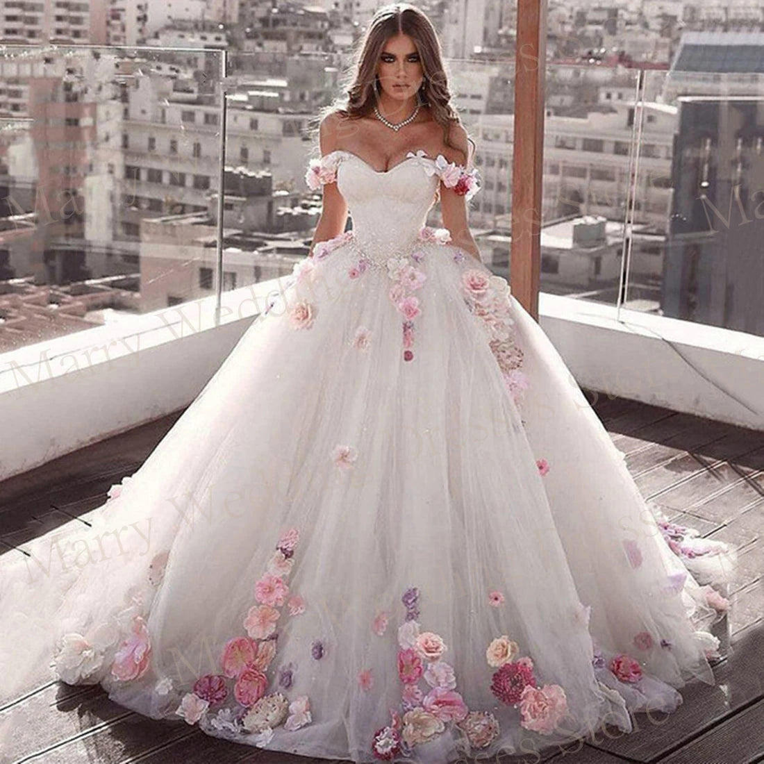 Robe de mariée bohème fleurie avec broderies délicates, manches longues et jupe fluide, idéale pour un mariage romantique.