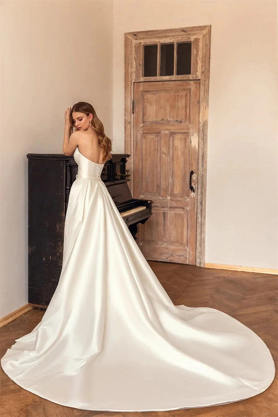 Robe de mariée petite, élégante, avec dentelle et bustier en satin, vue de face, marque Robe de mariée Paris.