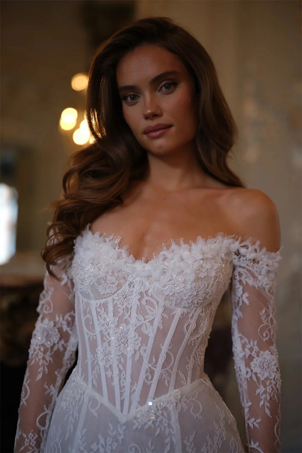 Robe de mariée courte de la marque Robe de mariée Paris, détail en dentelle et jupe fluide, vue de face.
