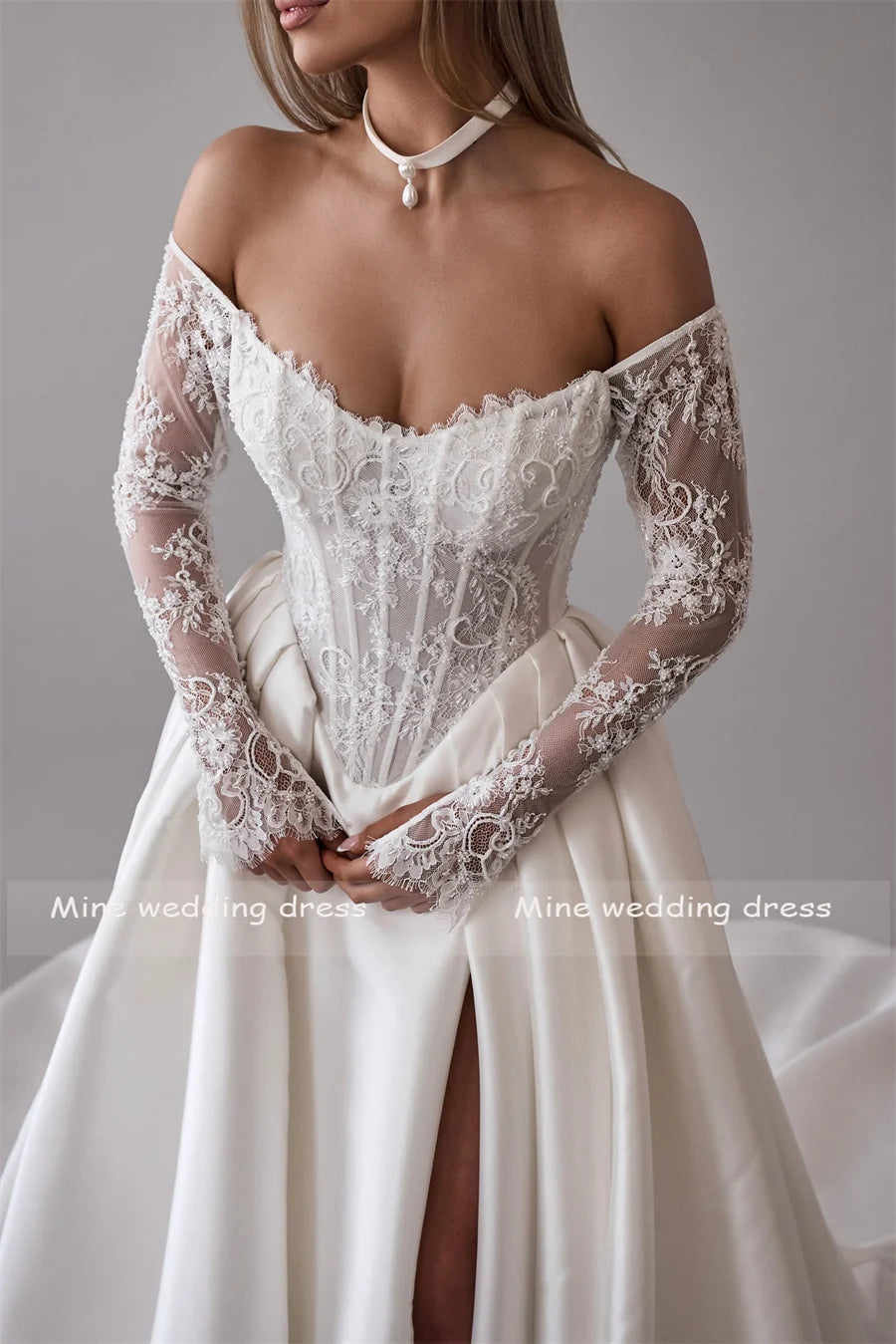 Robe de mariée élégante de la marque Robe de Mariée Paris, détail en dentelle avec bustier ajusté et jupe fluide.