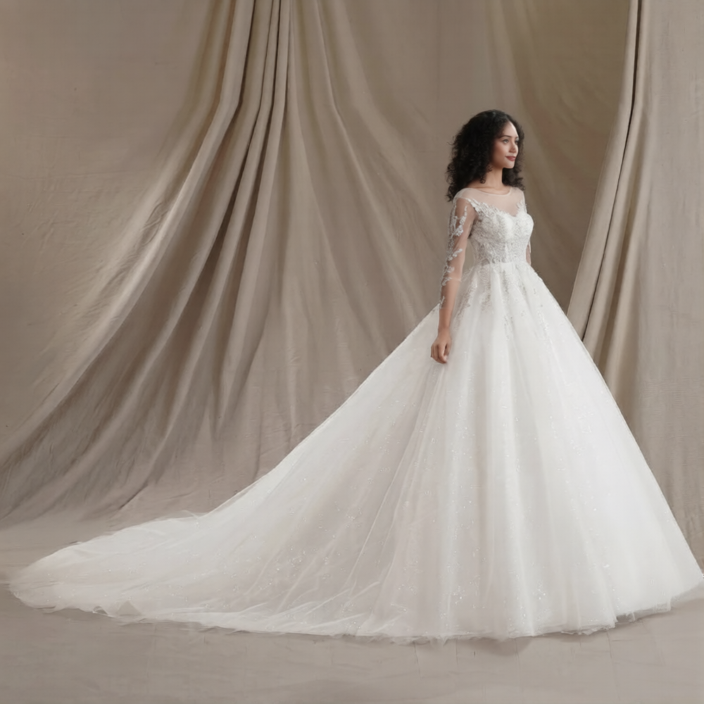 Robe de mariée paillette de la marque Robe de mariée Paris, longue avec détails scintillants et bustier élégant.