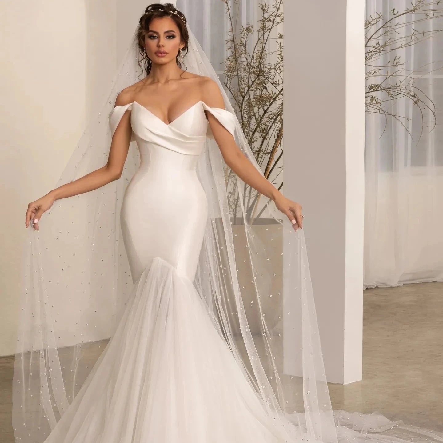 Robe de mariée bohème 2022 avec dentelle délicate, jupe fluide et détails en dentelle, portée par une mannequin.