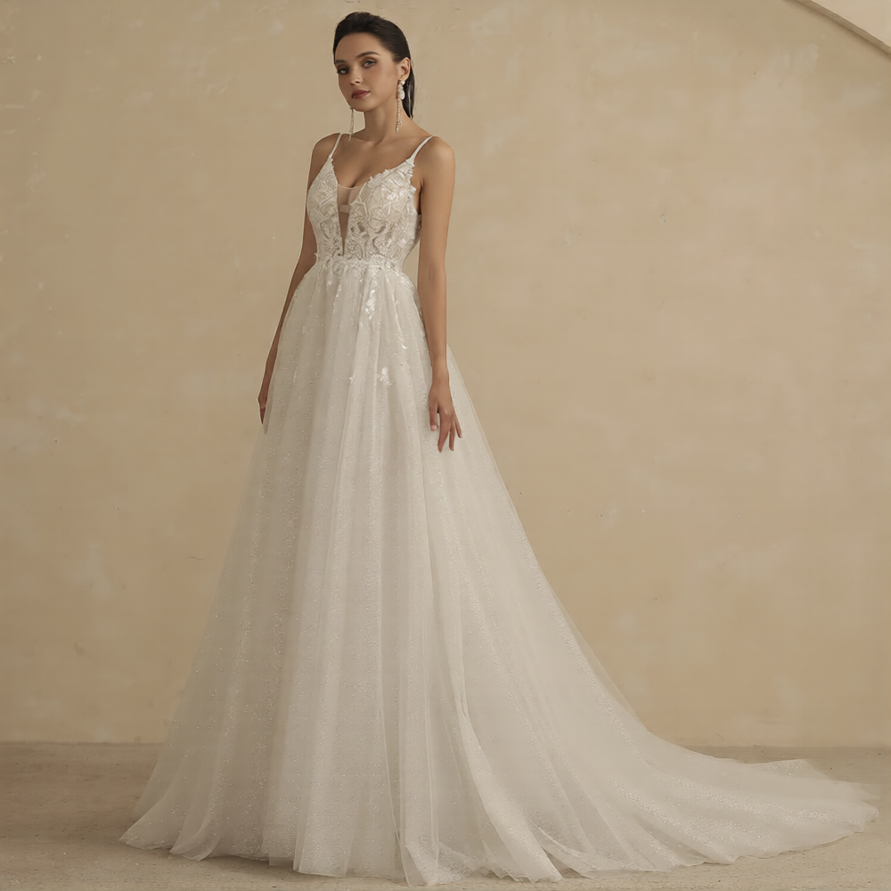 Robe de mariée simple et chic de la marque Robe de Mariée Paris, avec un design élégante et épuré visible dans l'image.