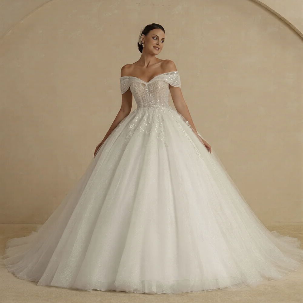 Robe de mariée chic de la marque Robe de mariée Paris, robe longue en tissu élégant avec détails raffinés, vue de face.
